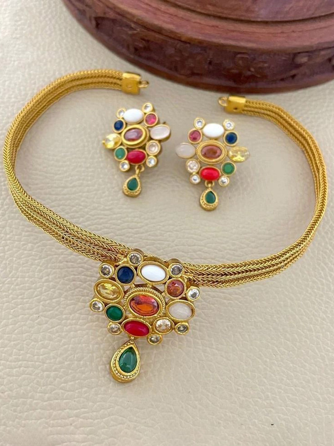 

Rujve Jewellery Gold-Plated Stone-Studded & Beaded Jewellery Set