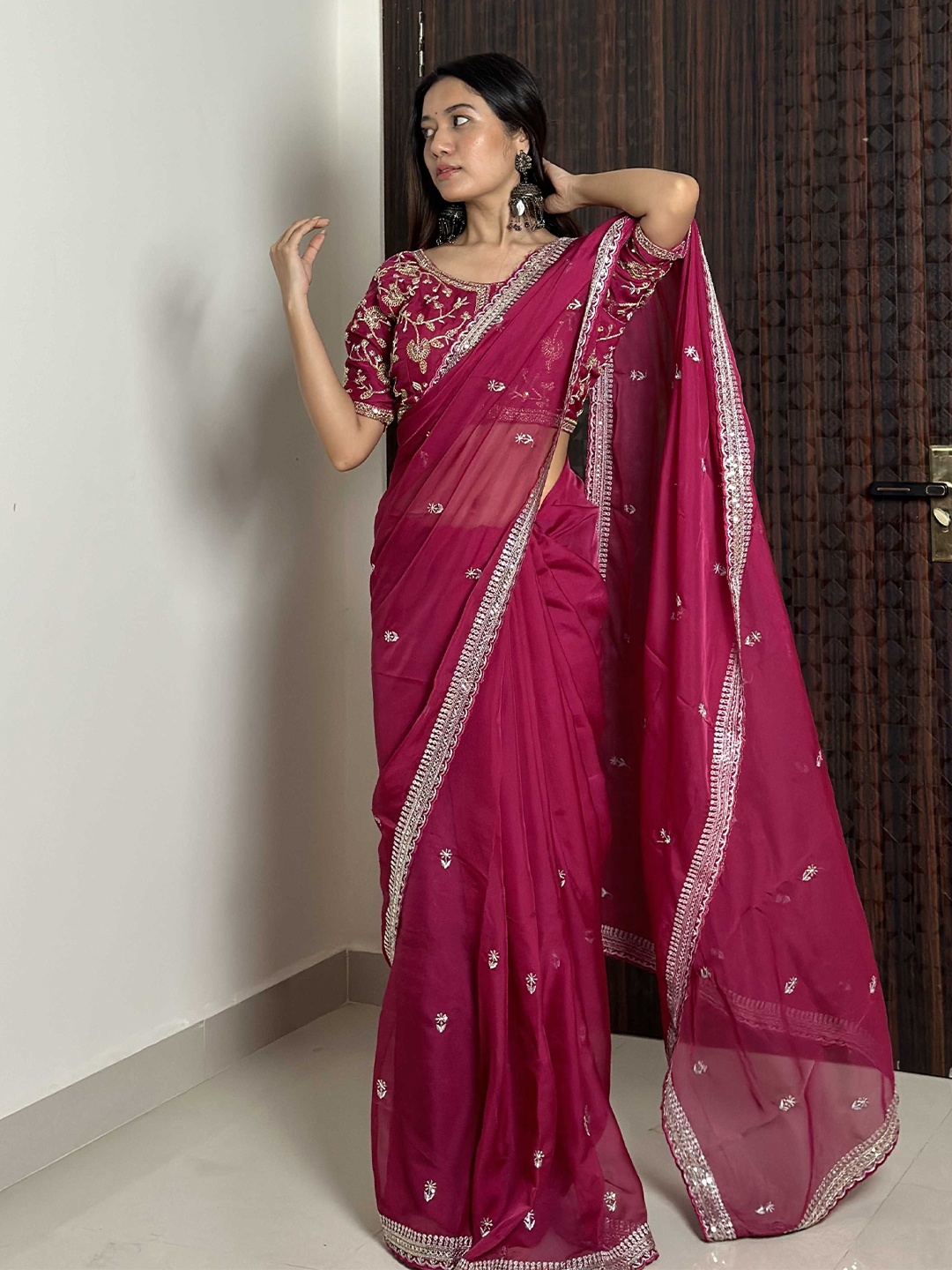 

DIVASTRI Embellished Sequinned Organza Saree, Pink