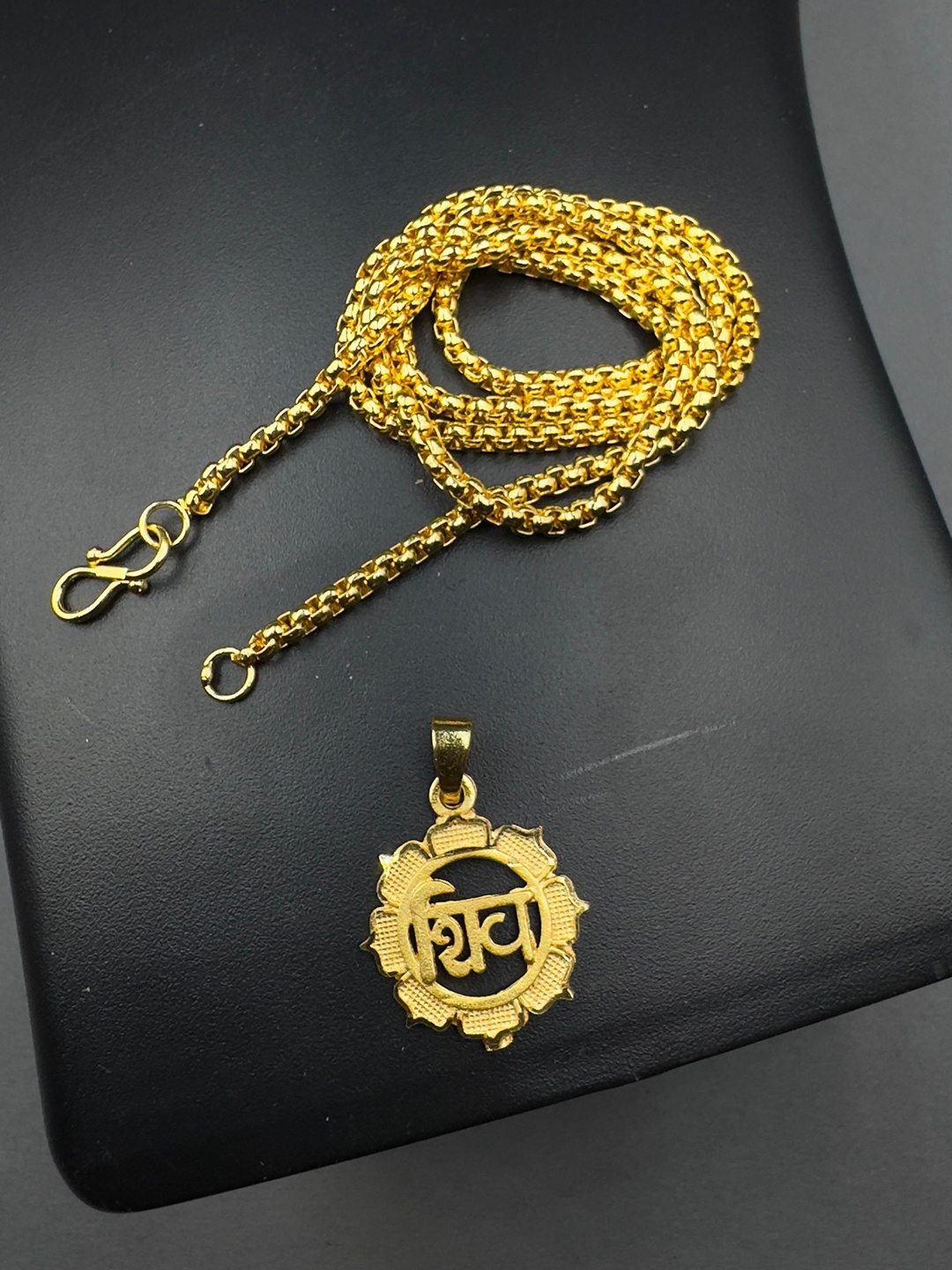 

AKLINA Unisex Gold-Plated Contemporary Shaped Pendants With Chains