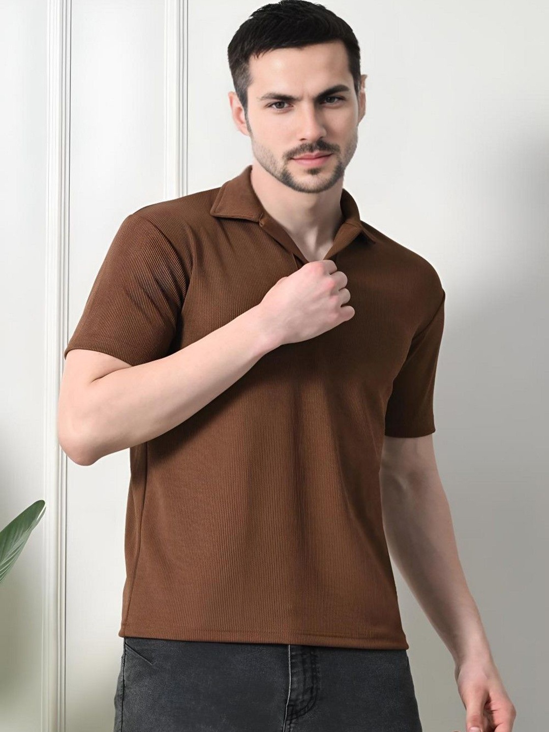 

CLAFOUTIS Men Solid Polo Collar T-shirt, Brown