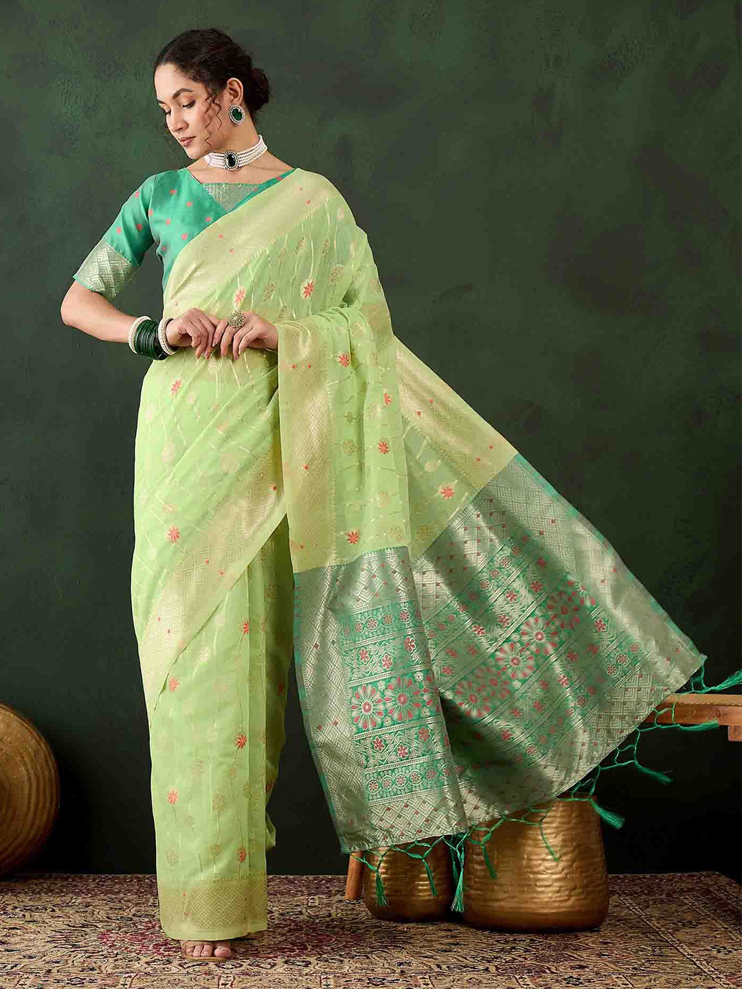 

DIVASTRI Woven Design Zari Banarasi Saree, Green