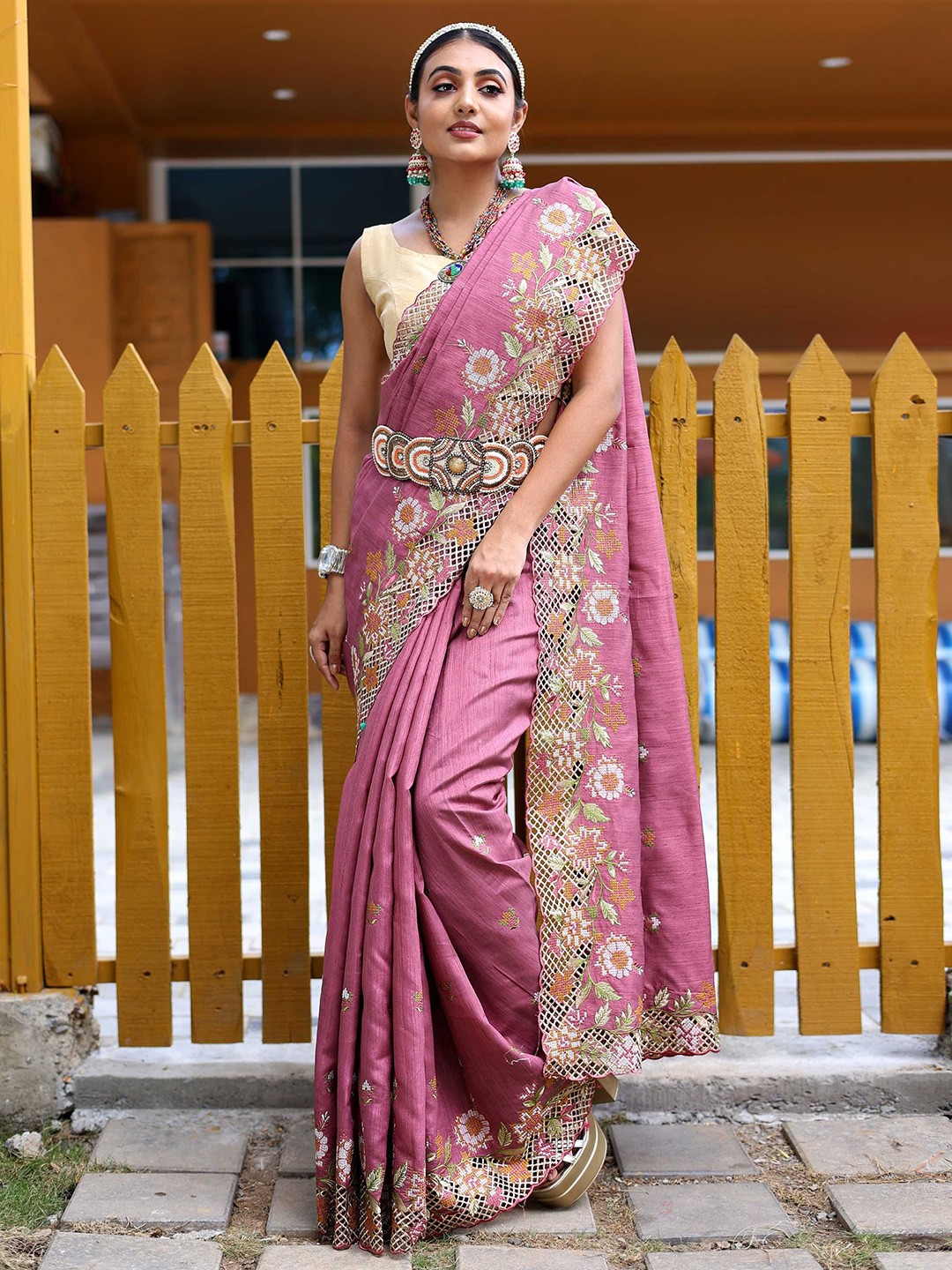

DIVASTRI Floral Embroidered Silk Blend Saree, Pink