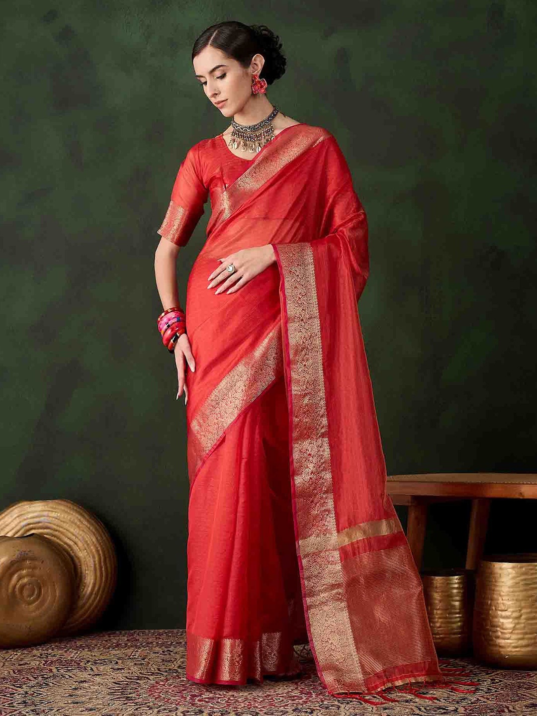 

DIVASTRI Woven Design Saree With Blouse, Red