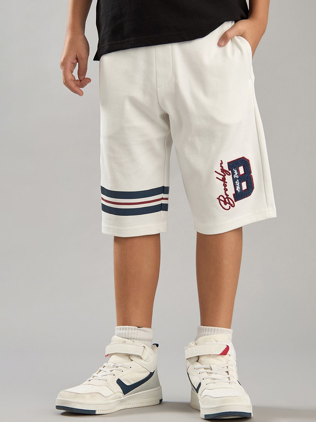 

max Boys Shorts, White