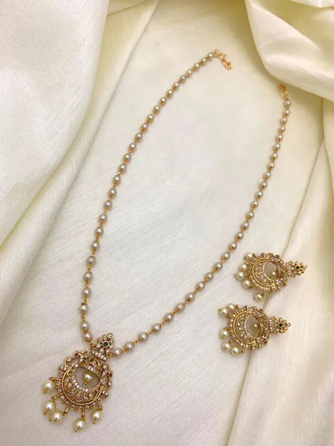 

ROFARWORD Gold-Plated Artificial Stones Studded & Beaded Necklace And Earrings