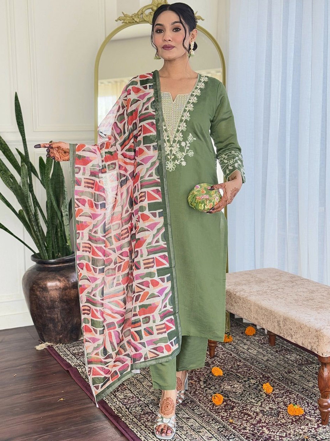 

KAUTIK FABRICS Floral Embroidered Notch Neck Chanderi Silk Kurta With Trousers And Dupatta, Green