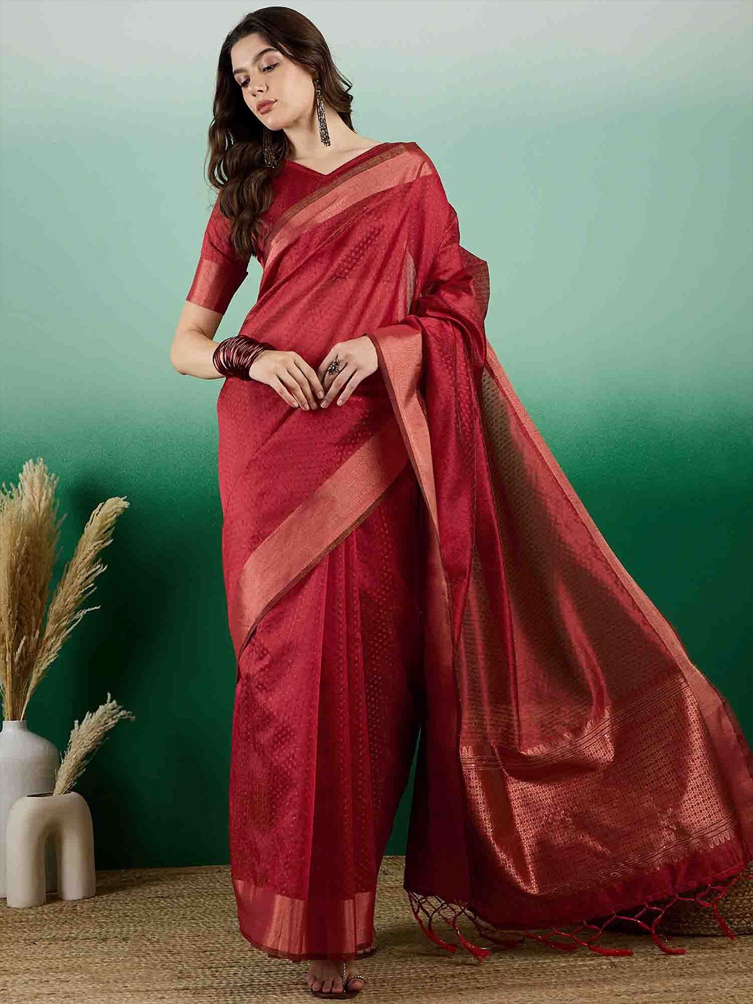 

DIVASTRI Woven Design Saree With Blouse, Red