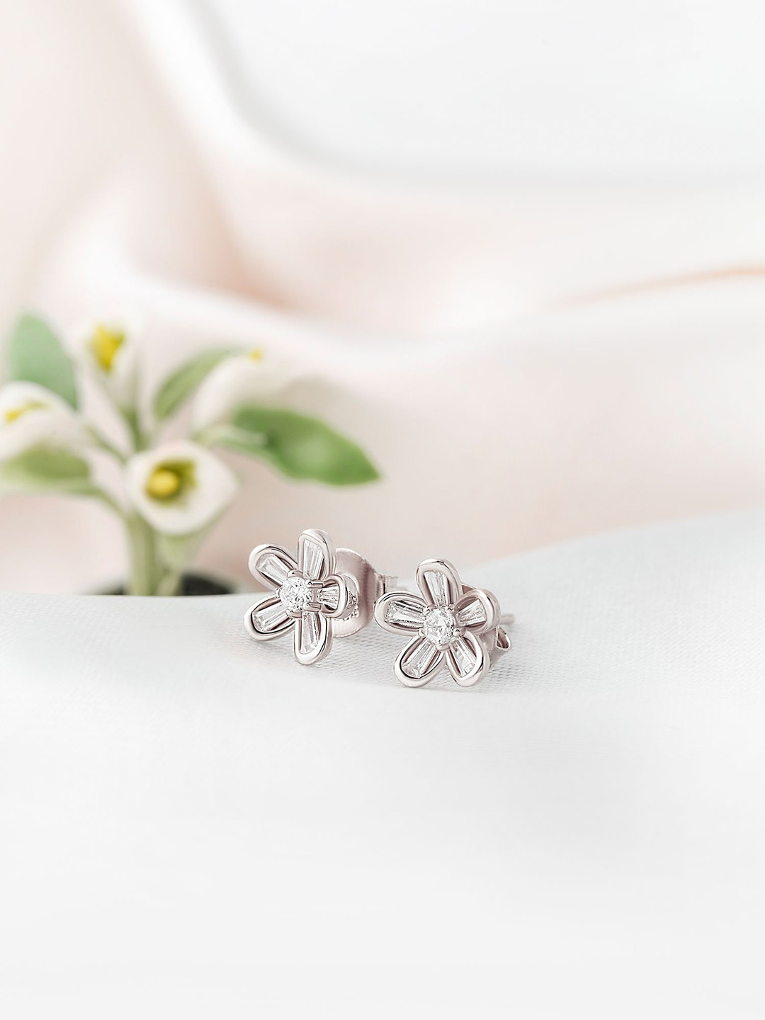 

SILBERRY 925 Sterling Silver Rhodium-Plated Cubic Zirconia Studded Floral Shaped Studs