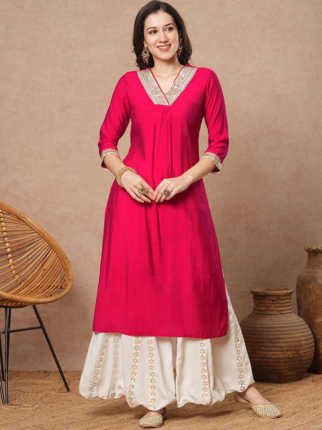 

FASHOR Ethnic Motifs Embroidered V-Neck Straight Kurta, Pink