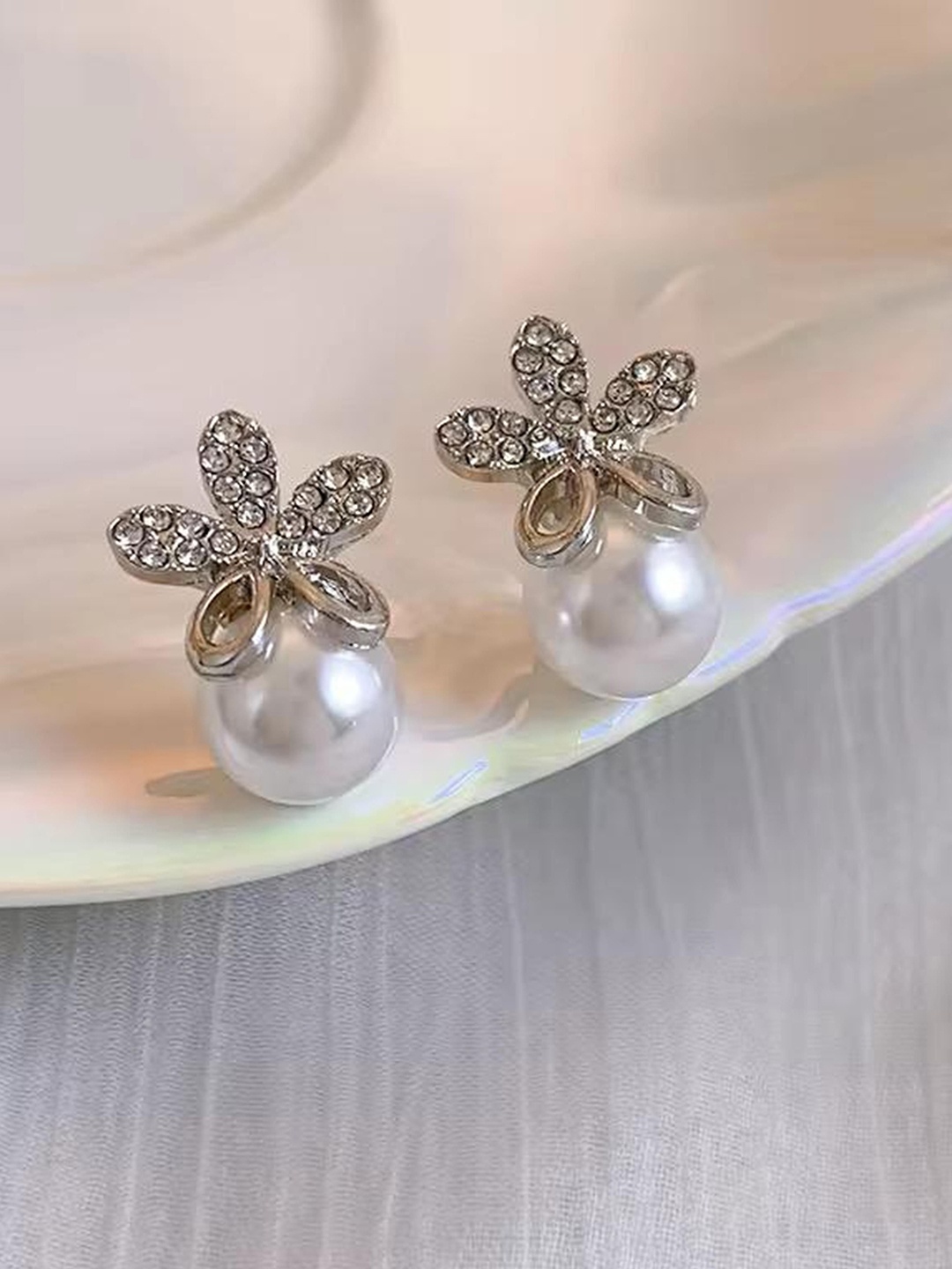 

MADDY SPACE Set of 2 Gold-Plated Mother of Pearls Studded Contemporary Shaped Korean Studs, Silver