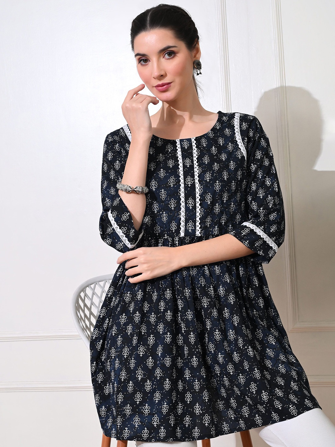 

GLOWWORLD Floral Printed Round Neck Anarkali Kurta, Navy blue