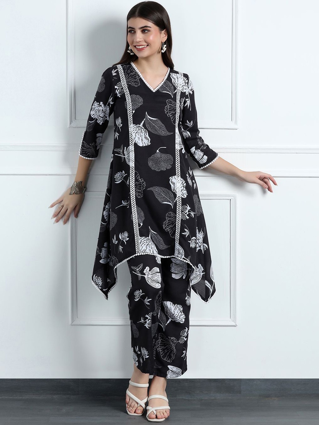 

Sangria Floral Printed Kurta With Trousers, Black