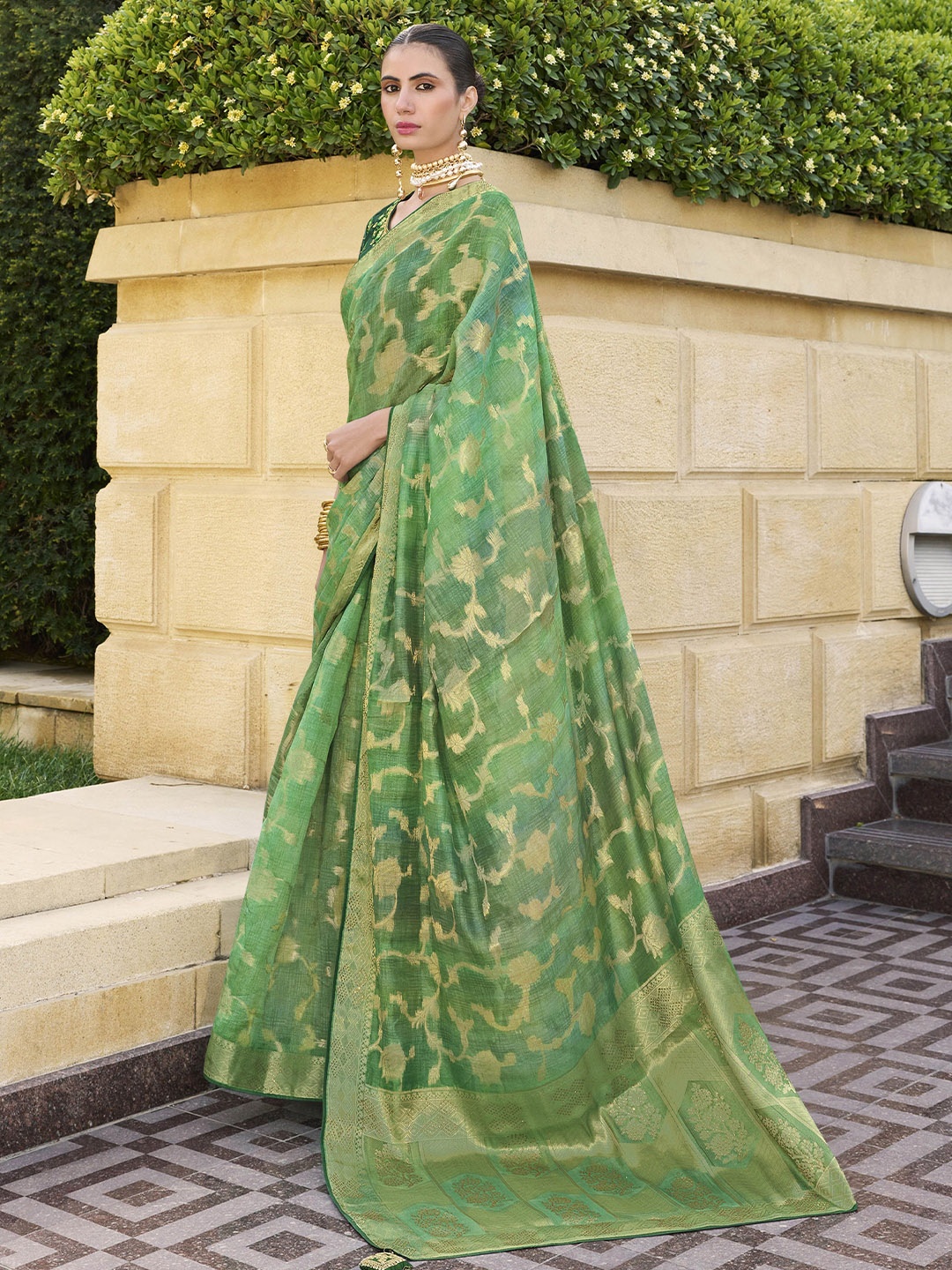 

Sangria Woven Design Saree With Blouse Piece, Green