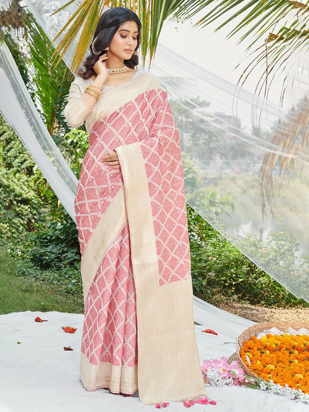 

DIVASTRI Geometric Printed Cotton Zari Saree, Red