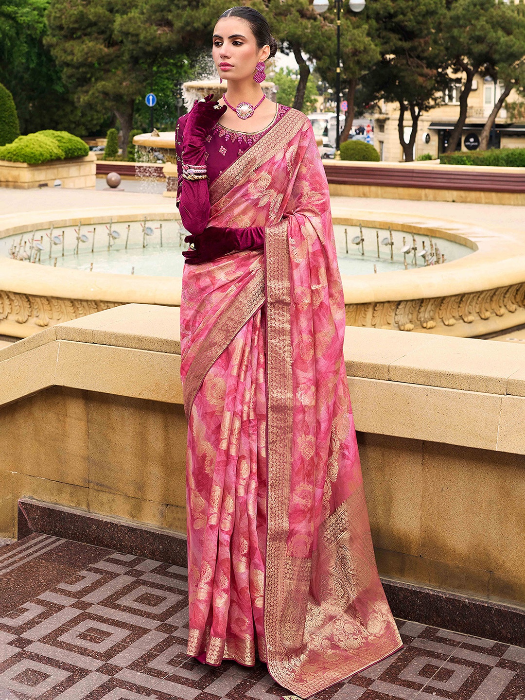 

Sangria Woven Design Saree With Blouse Piece, Pink
