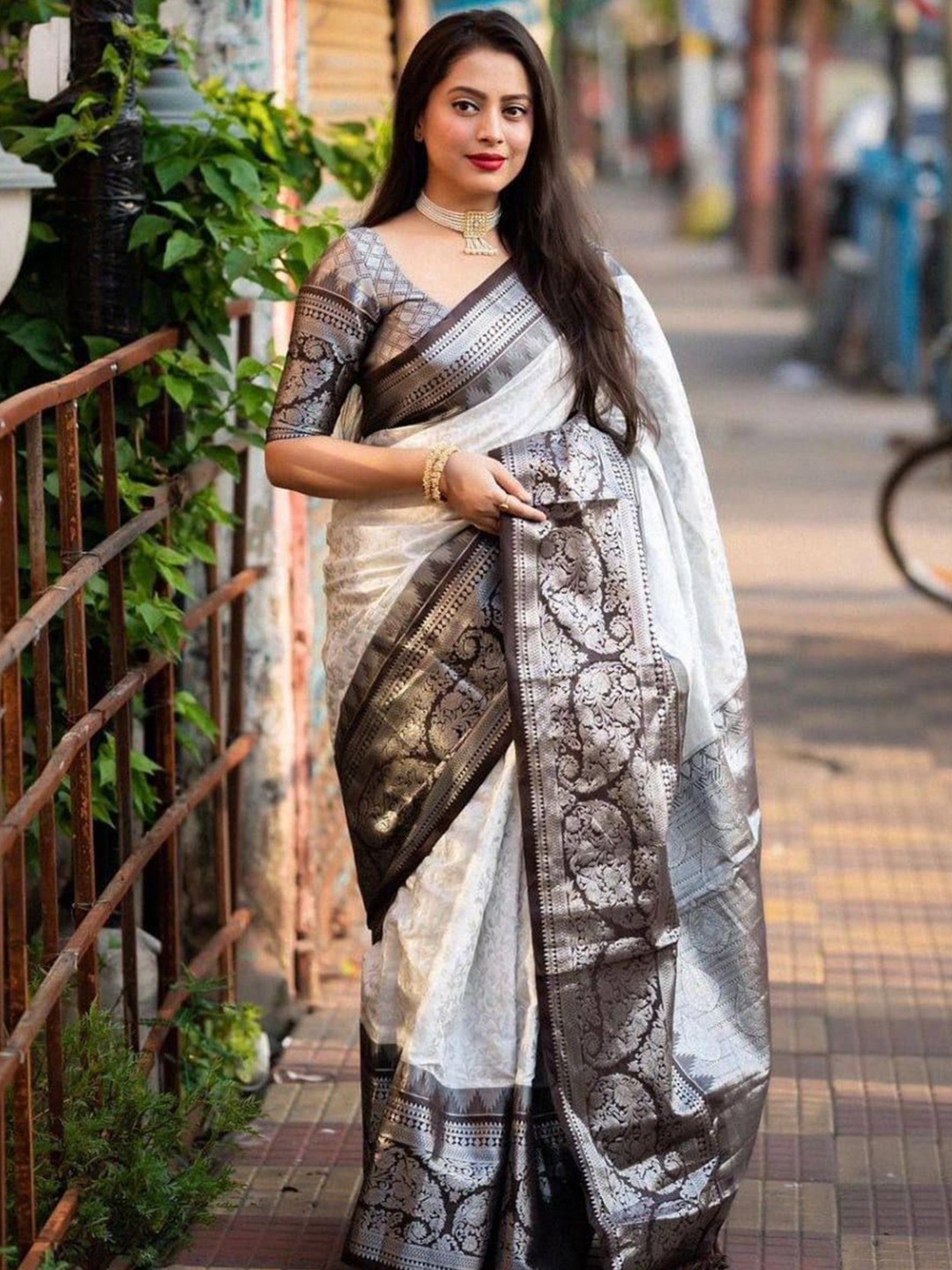 

LADY SHOPI Woven Design Pure Silk Banarasi Saree, White