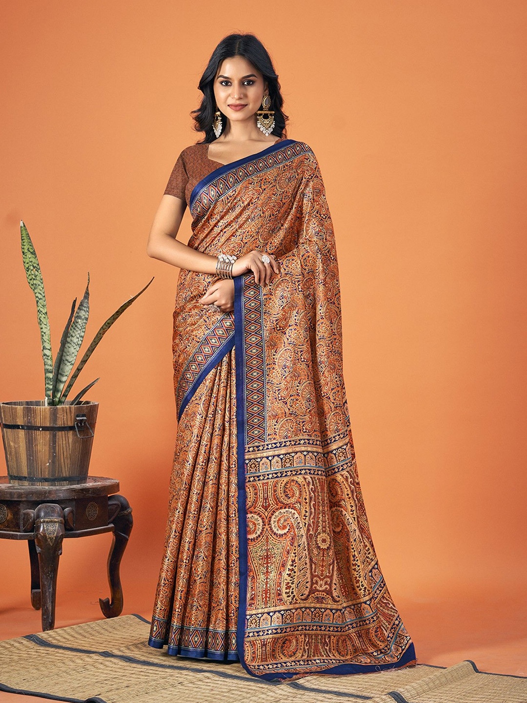 

DIVASTRI Paisley Printed Saree With Blouse Piece, Orange