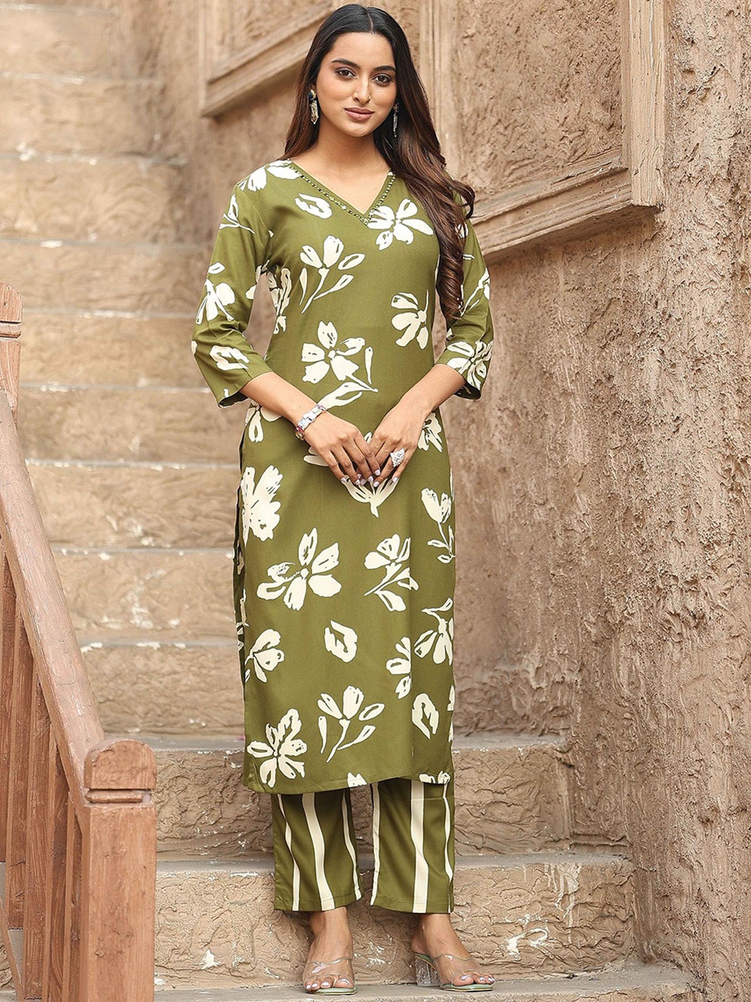 

KODILA ENTERPRISE Floral Printed V-Neck Straight Kurta With Trouser, Olive