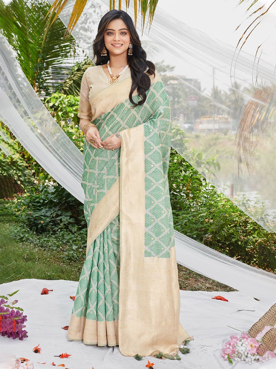 

DIVASTRI Geometric Printed Cotton Zari Saree, Green