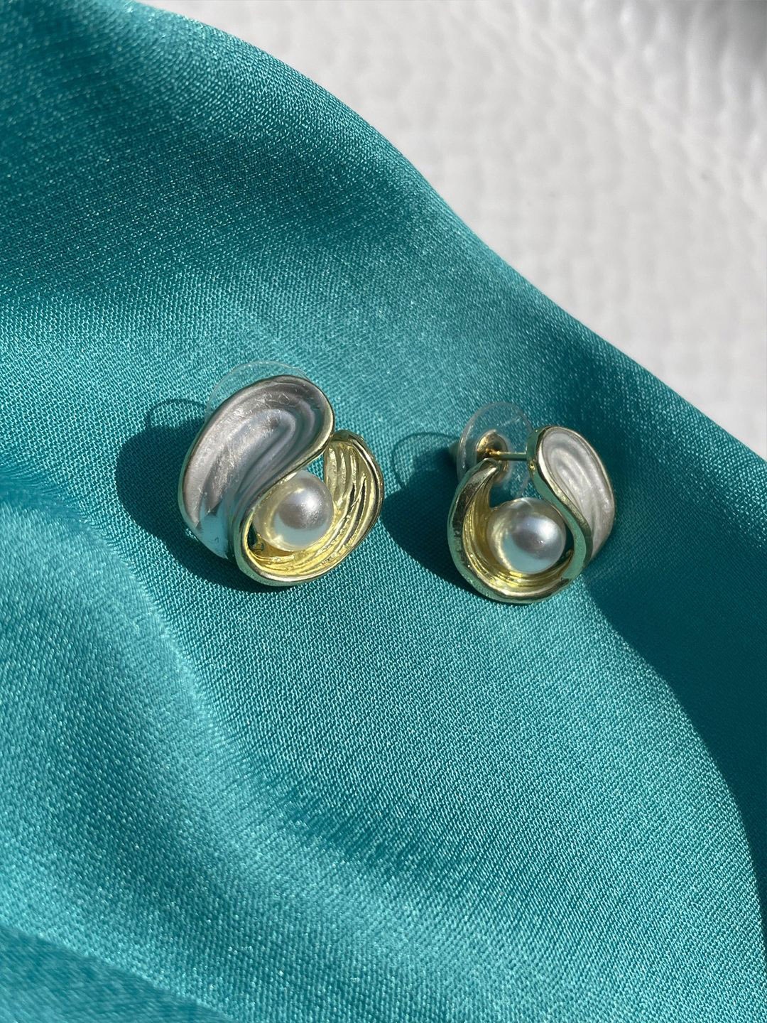 

BEYTER Classic Studs Earrings, White