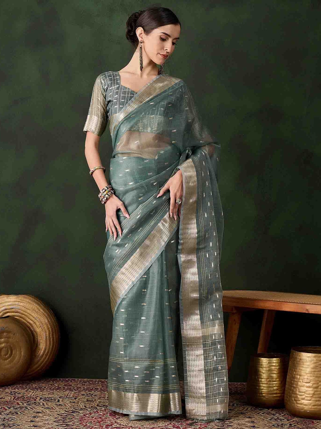 

DIVASTRI Woven Design Saree With Blouse, Green