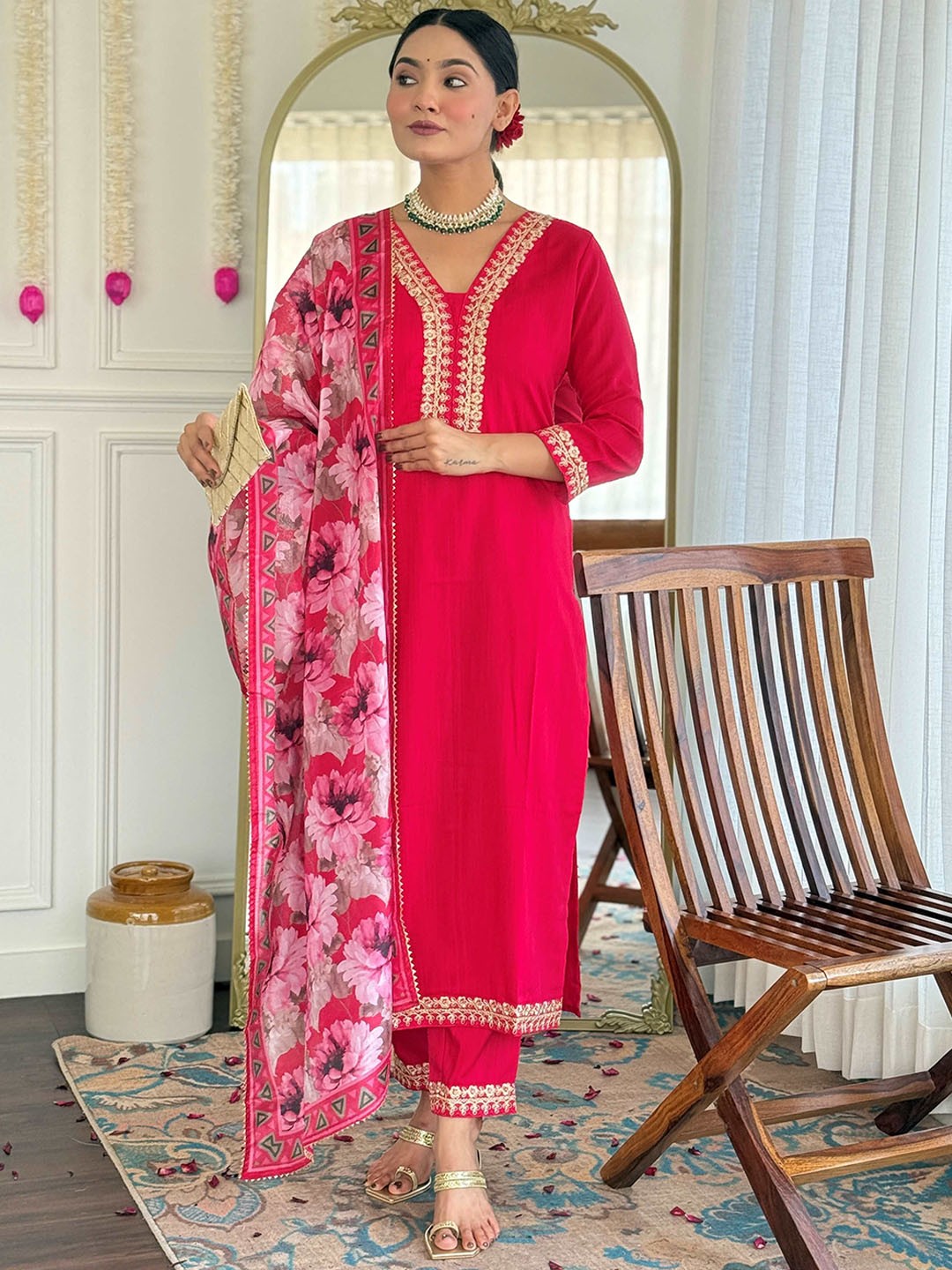 

NKV Floral Embroidered V-Neck Sequinned Straight Kurta And Dupatta, Pink