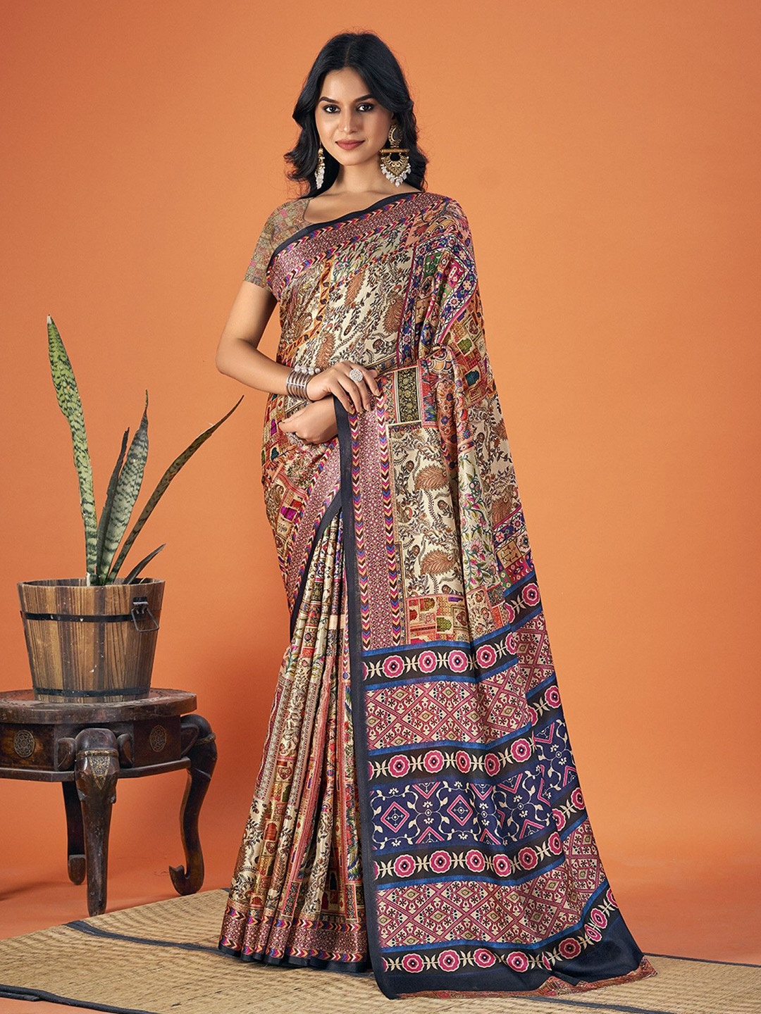 

DIVASTRI Floral Printed Saree, Cream