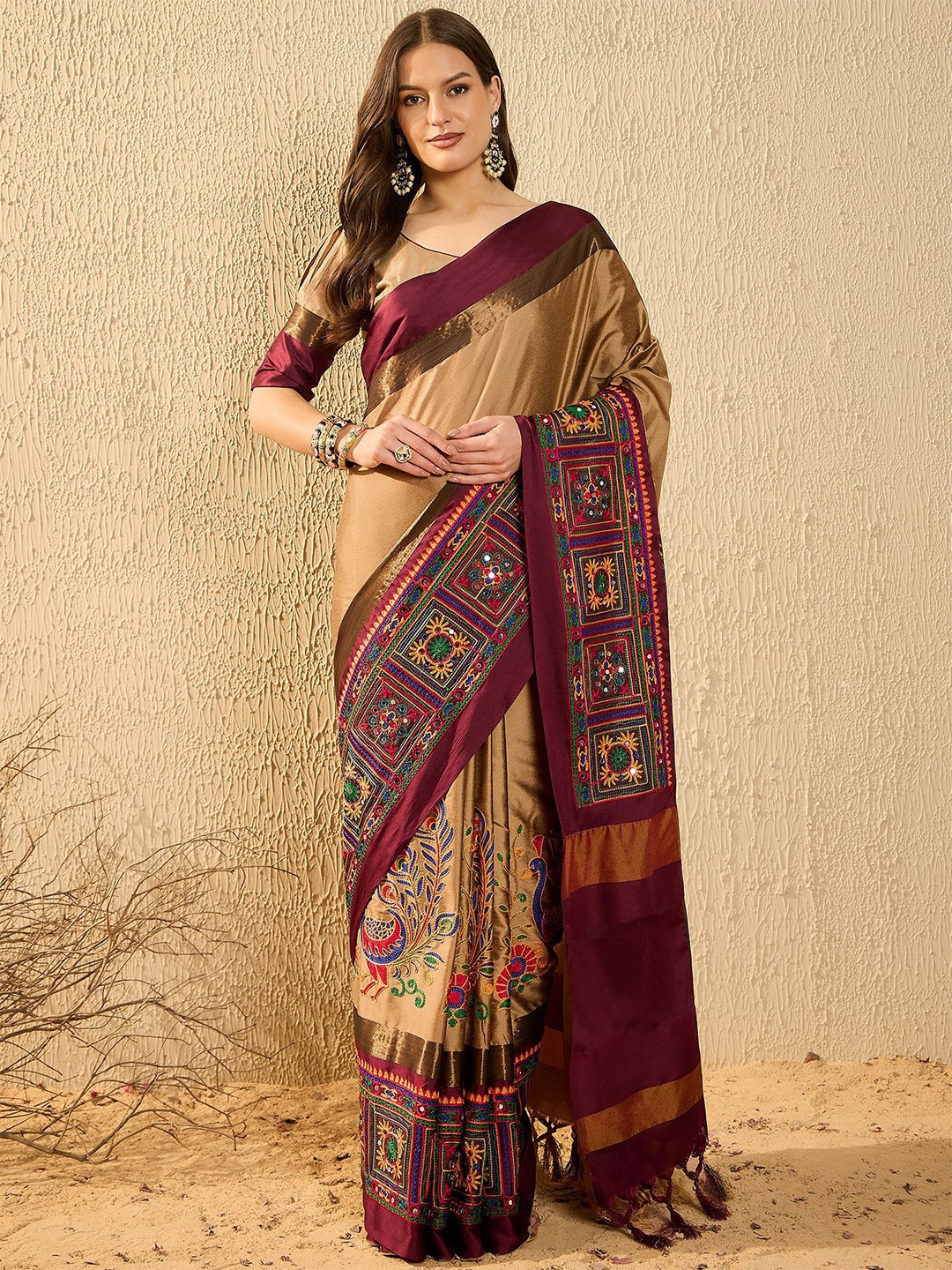 

DIVASTRI Floral Embroidered Banarasi Saree, Beige