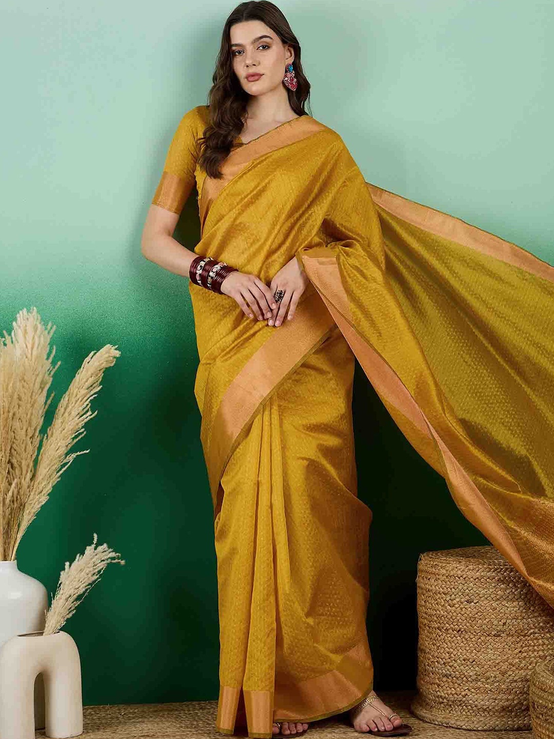 

DIVASTRI Woven Design Saree With Blouse, Gold