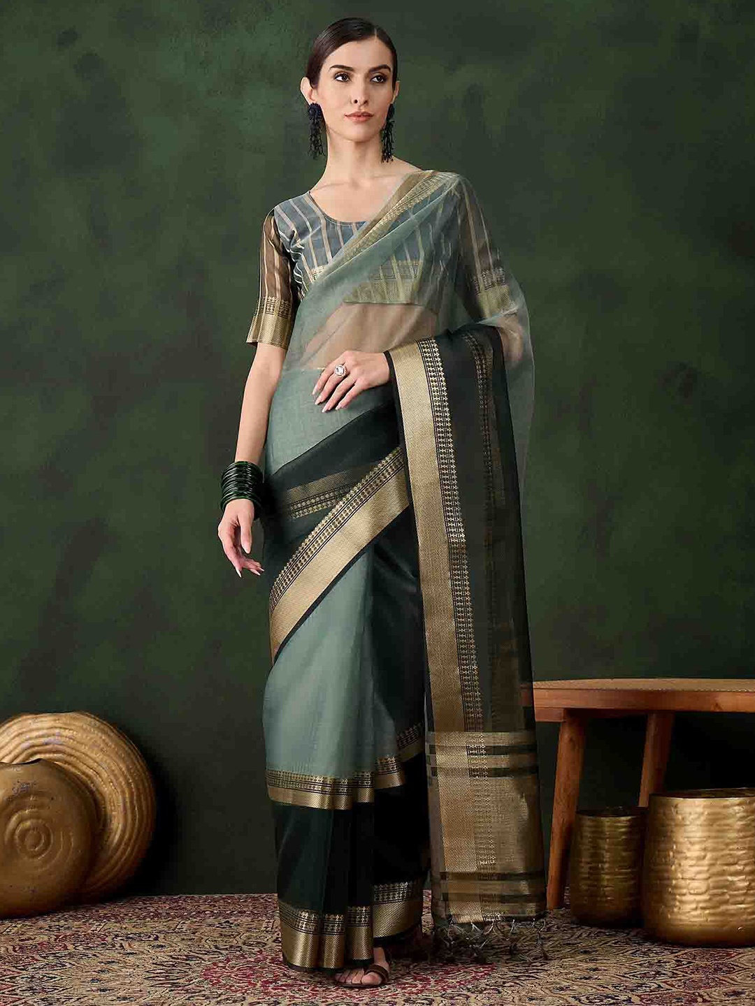 

DIVASTRI Woven Design Saree With Blouse, Green