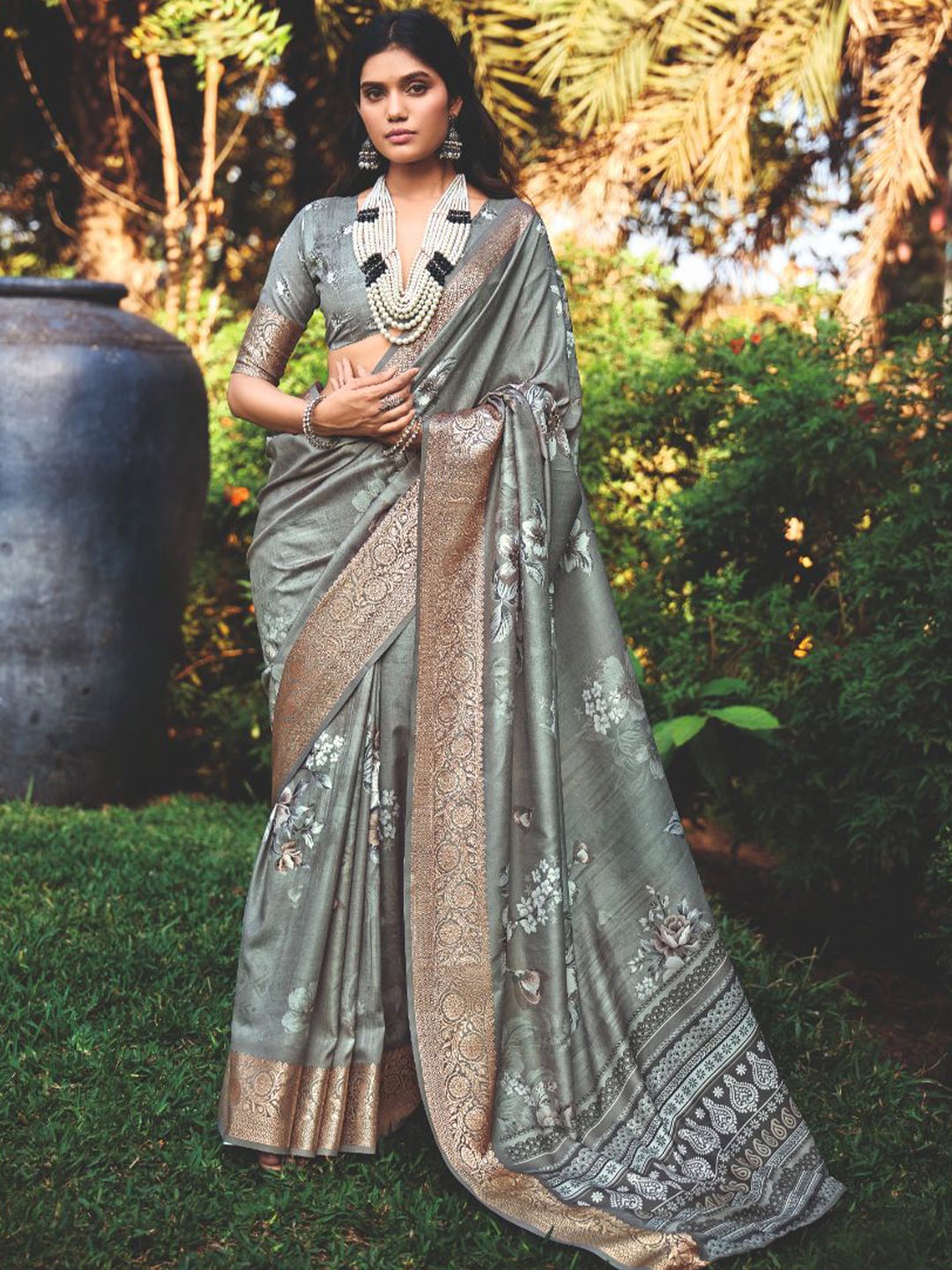 

Sangria Digital Floral Printed Saree With Blouse Piece, Grey