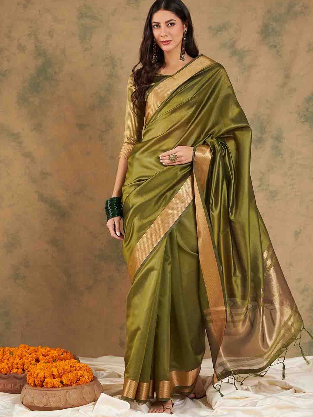 

DIVASTRI Woven Design Saree With Blouse, Green