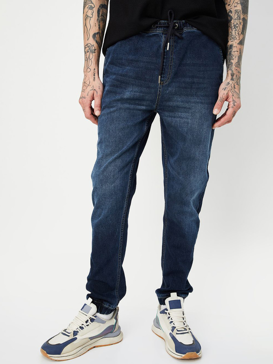 

max Men Clean Look Light Fade Jogger, Blue