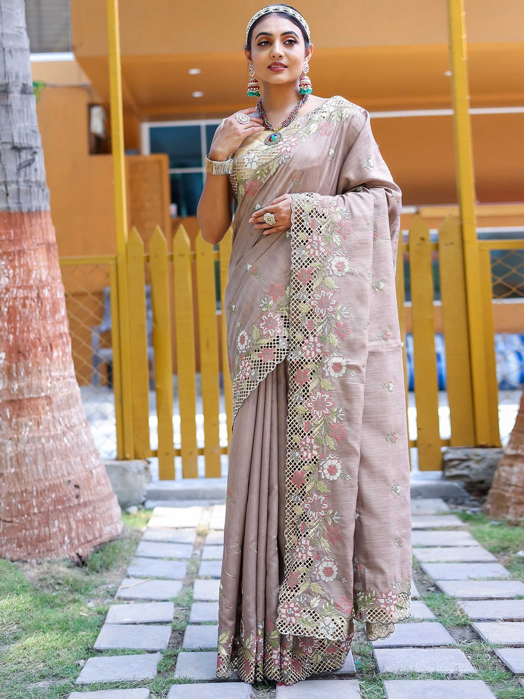 

DIVASTRI Floral Embroidered Silk Blend Saree, Brown