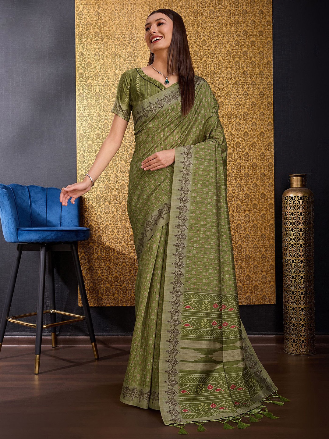 

DIVASTRI Ethnic Motifs Silk Blend Saree, Green