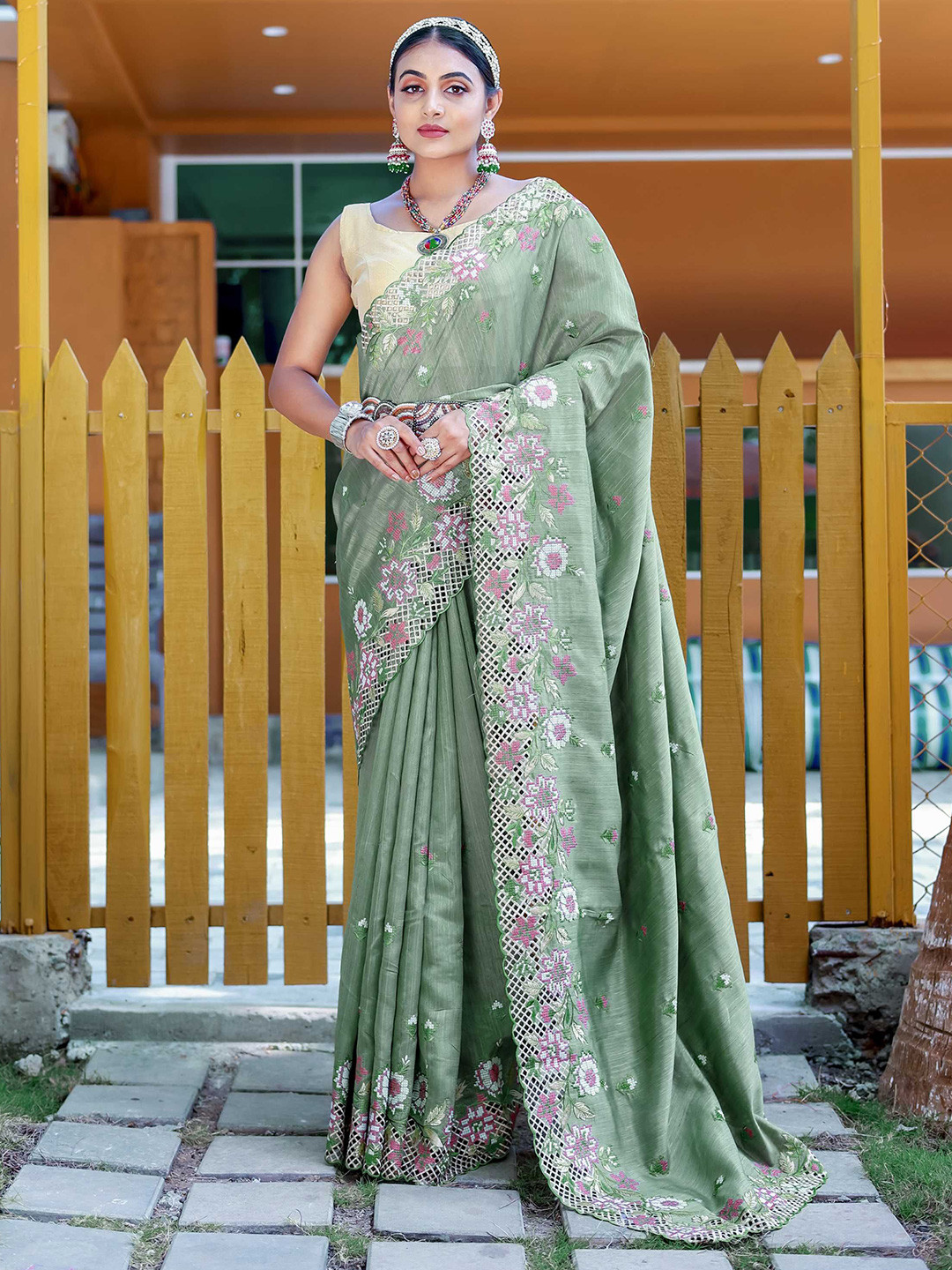 

DIVASTRI Floral Embroidered Silk Blend Saree, Green