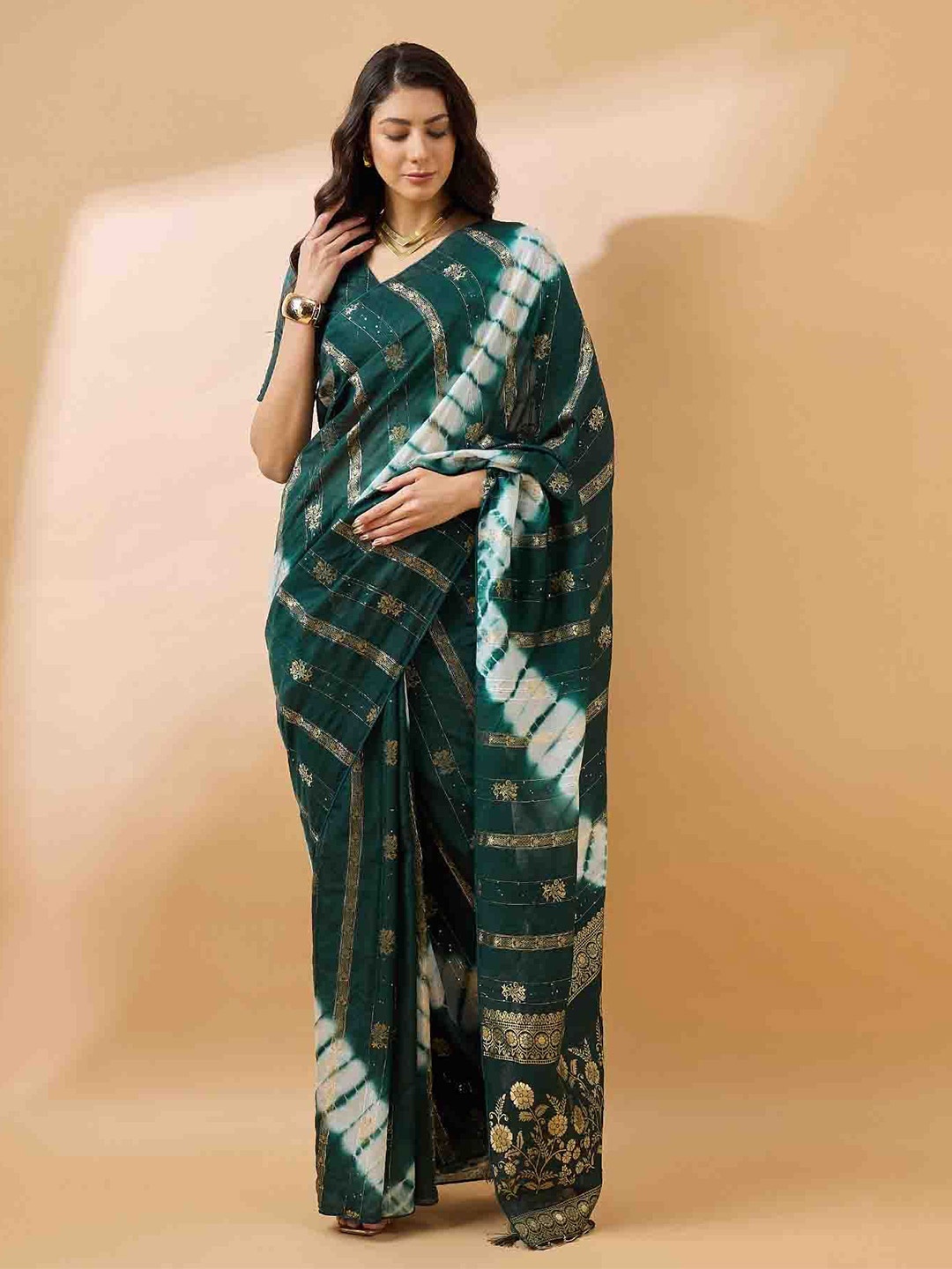 

DIVASTRI Woven Design Saree With Blouse, Green