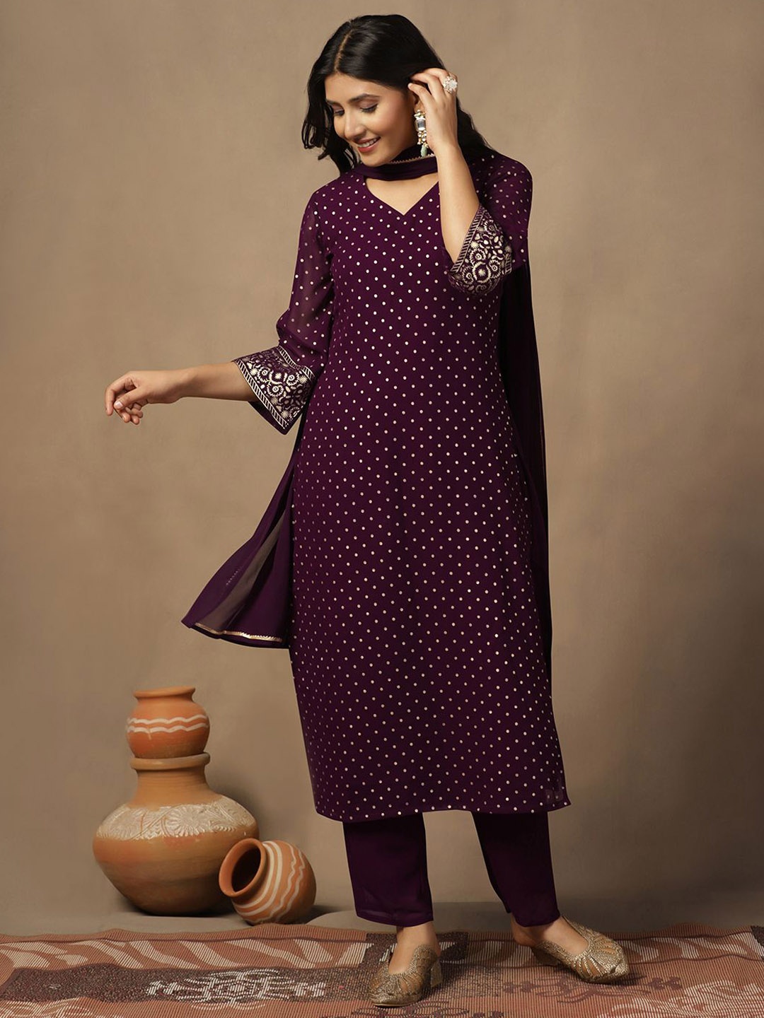 

Sangria Foil Printed V-Neck Straight Kurta & Trouser With Dupatta, Maroon