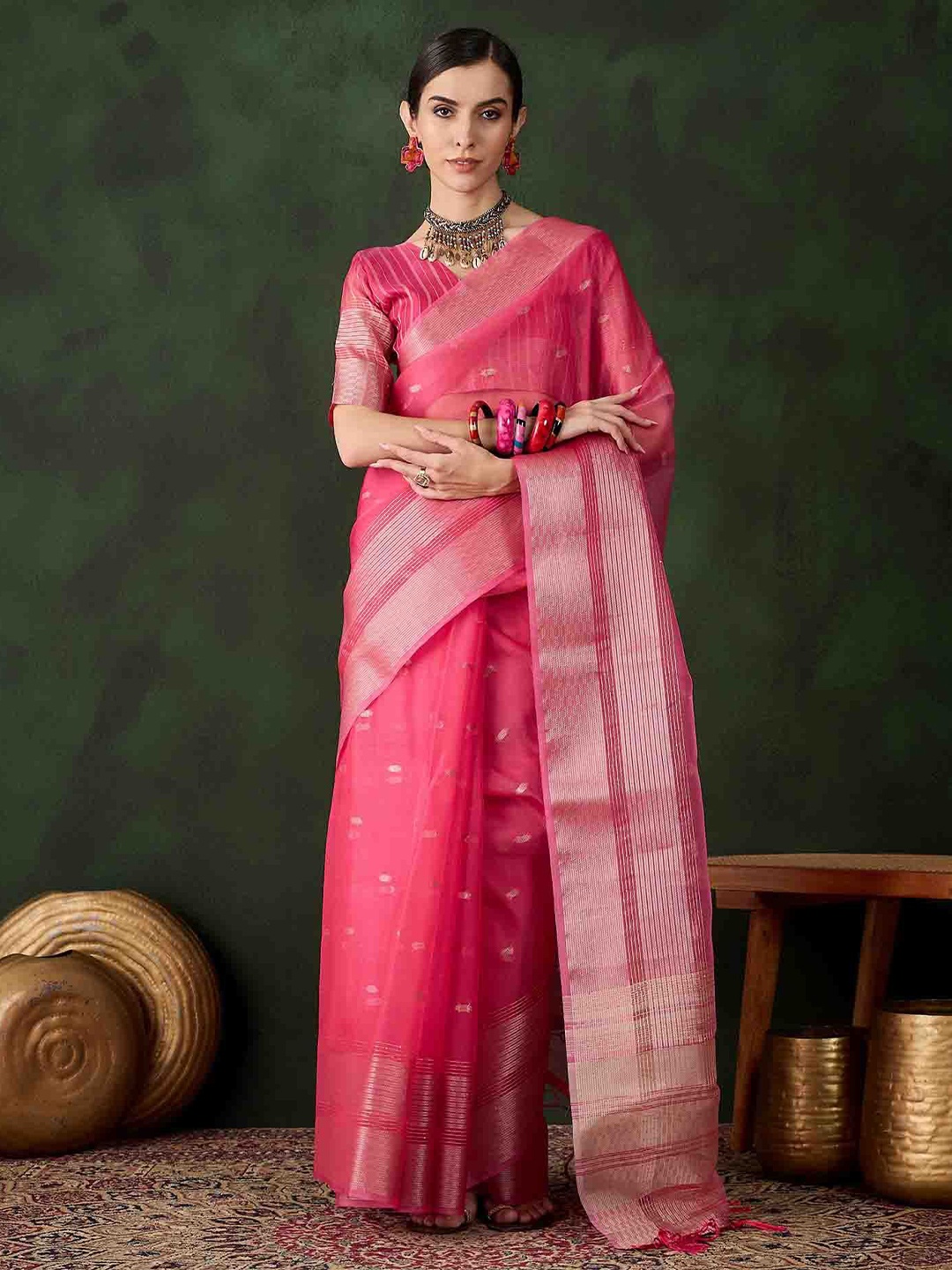 

DIVASTRI Woven Design Saree With Blouse, Pink