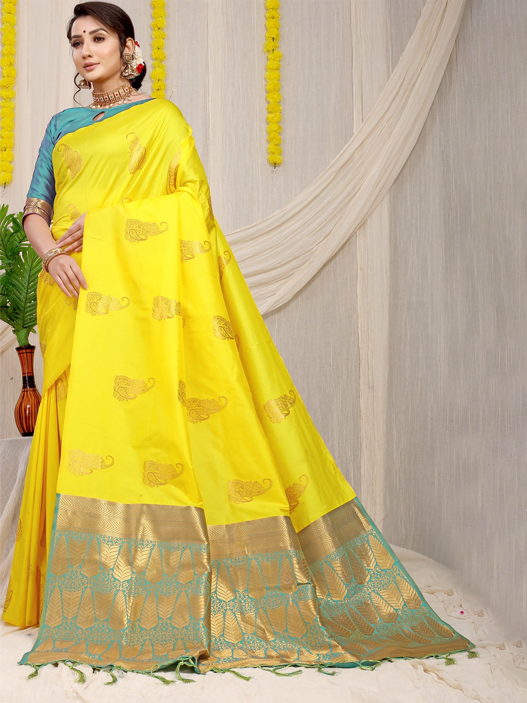

Kandora Woven Design Zari Pure Silk Banarasi Saree, Yellow