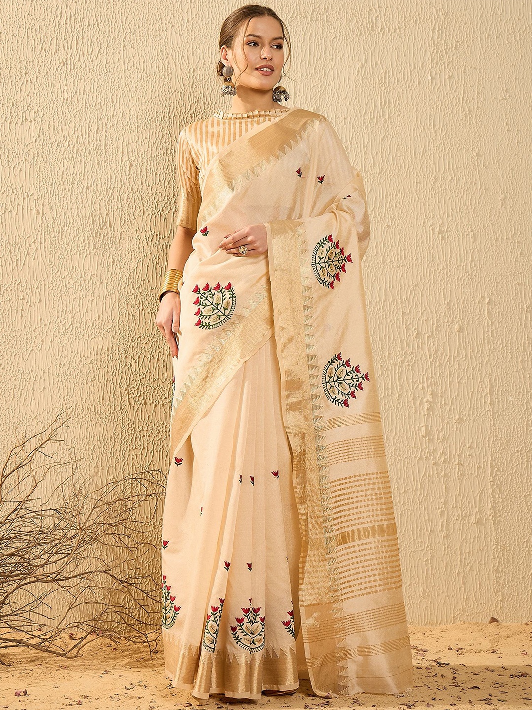 

DIVASTRI Floral Embroidered Zari Banarasi Saree, Cream