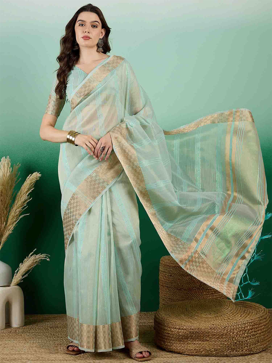 

DIVASTRI Woven Design Saree With Blouse, Green