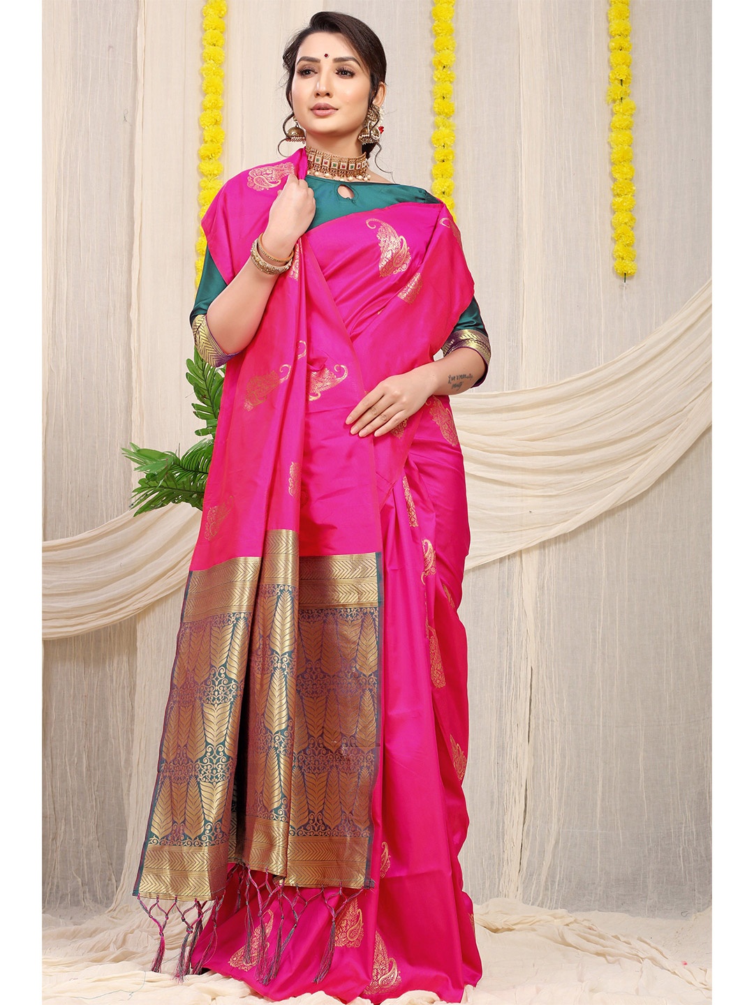 

Kandora Woven Design Zari Pure Silk Banarasi Saree, Pink