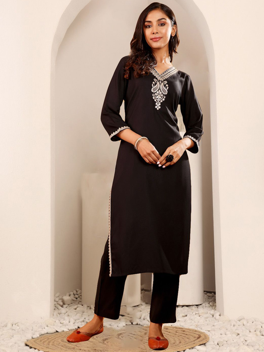 

Varanga Floral Embroidered V-Neck Kurta, Black