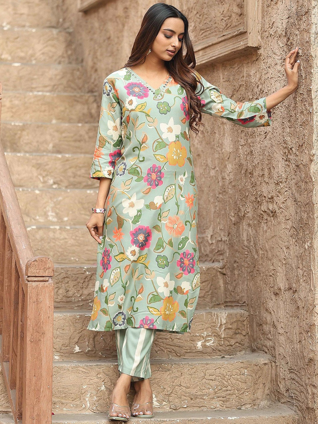 

KODILA ENTERPRISE Floral Printed V-Neck Straight Kurta With Trouser, Green
