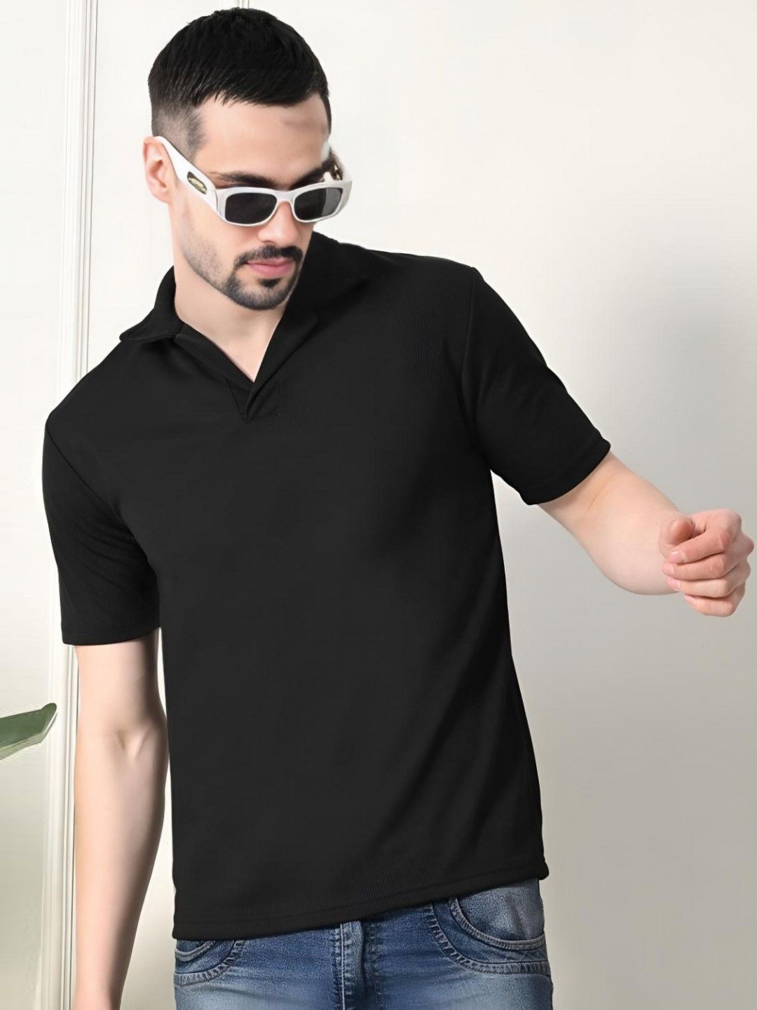 

CLAFOUTIS Men Solid Polo Collar T-shirt, Black