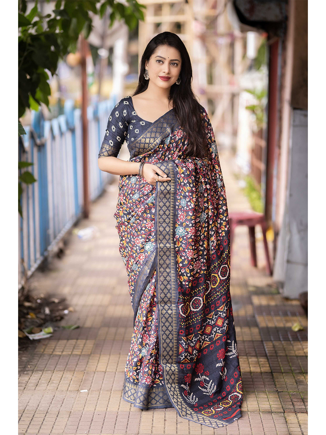 

DIVASTRI Floral Zari Silk Blend Saree, Grey