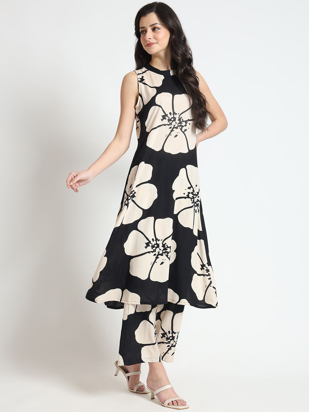 

Divena Floral Printed A-Line Kurta With Palazzo, Black