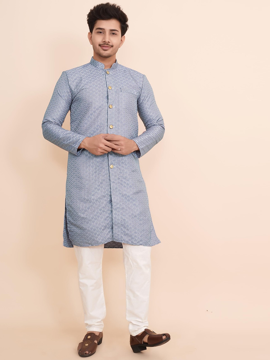 

BLURR Geometric Embroidered Mandarian Collar Velvet Straight Kurta, Blue