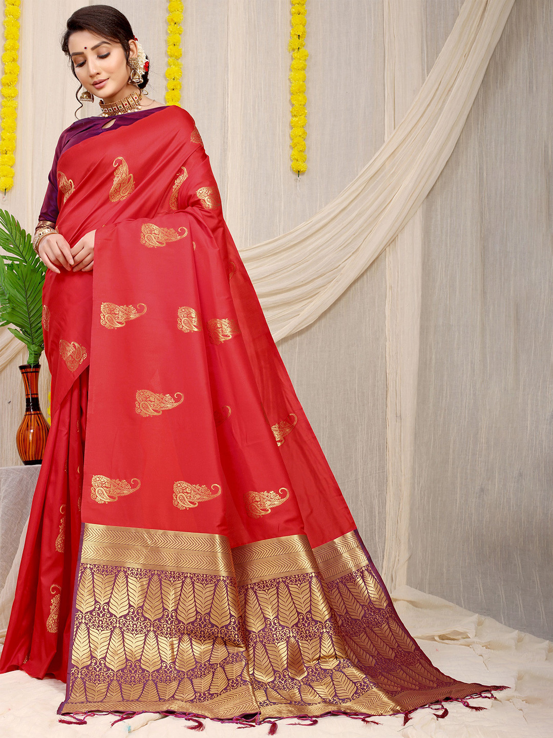 

Kandora Woven Design Pure Silk Heavy Work Banarasi Saree, Red
